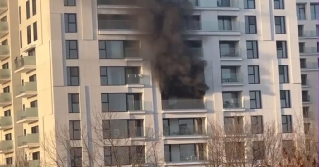 [ad_1] Un incendiu cu degajări mari de fum a izbucnit într-un apartament situat la etajul al cincilea al unui bloc cu 11 etaje din București