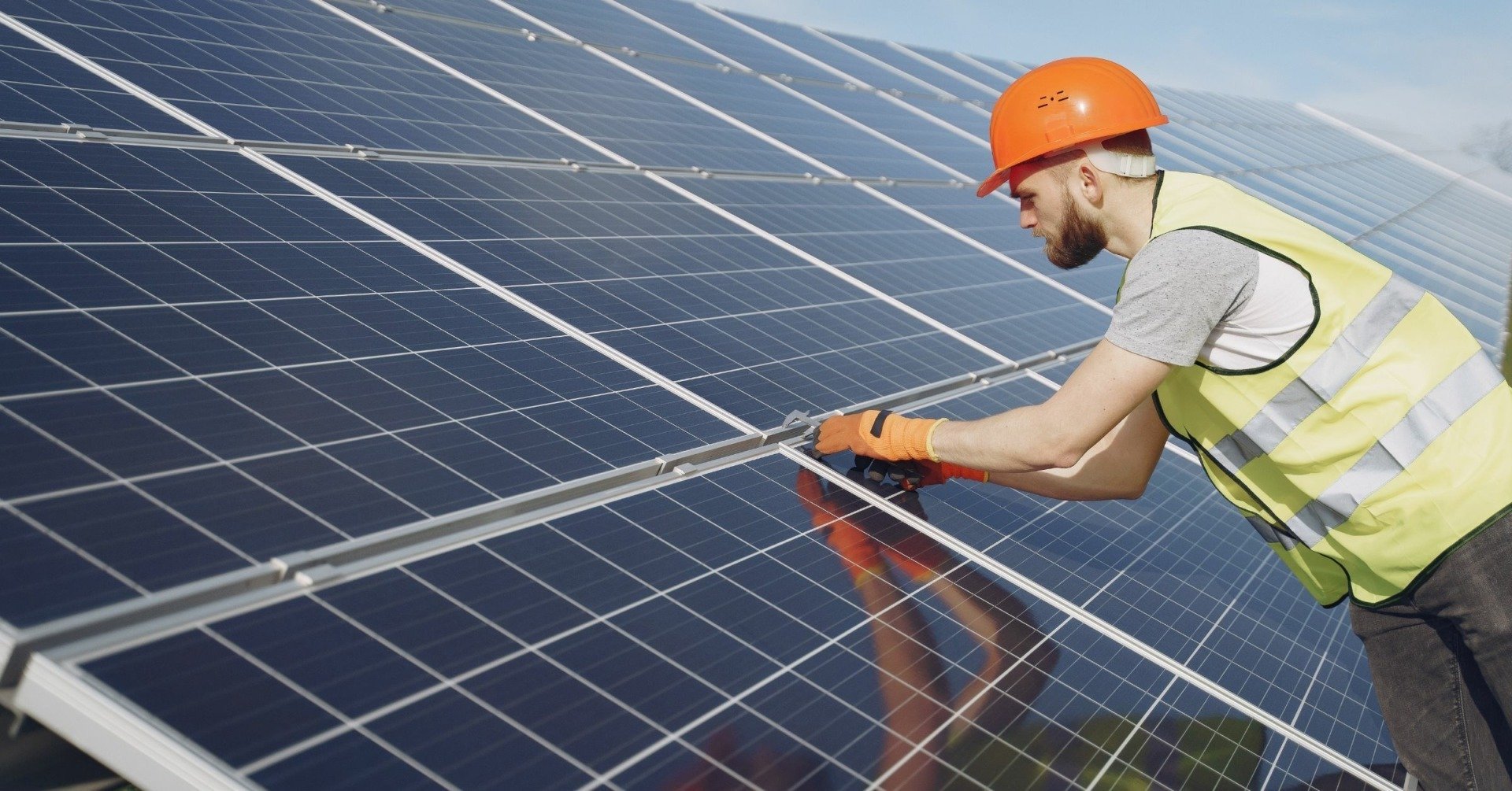 ANRE anunță creșterea numărului de prosumatori la 267.000 în septembrie, cu peste 3.100 MW capacitate instalată, subliniind un număr impresionant și o putere semnificativă.