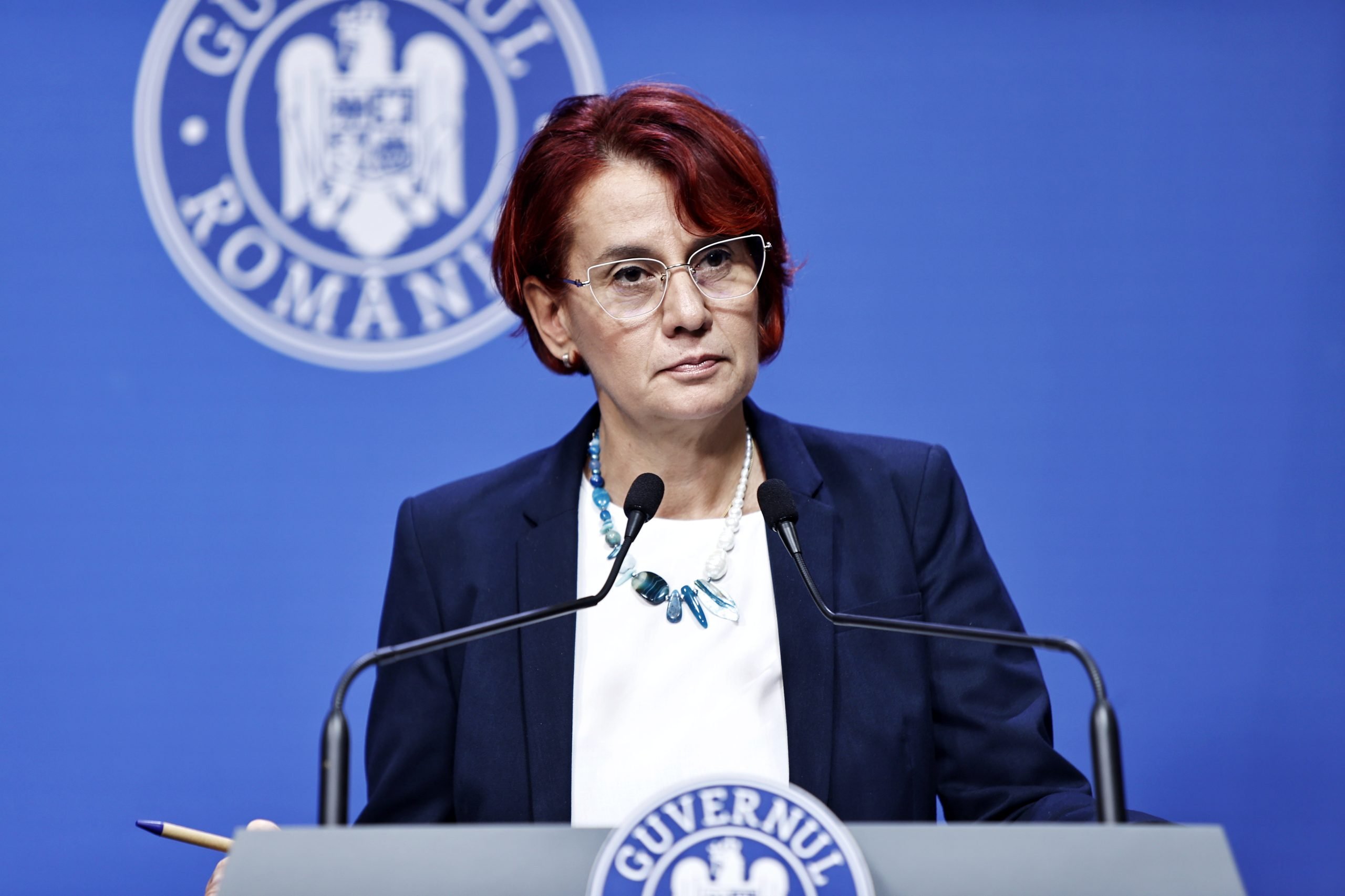 Titlu: Premierul Ilie Bolojan Silk-ininde de conexiunile cu avocata acuzată și omul de afaceri Jean Tucan Prezența avocatei Adrinei Georgescu, membra PNL aflată într-o anchetă penală pentru luare de mită, și omul de afaceri Jean Tucan în anturajul premierului nu este cunoscută de către acesta, a confirmat vineri purtătorul de cuvânt al Executivului, Ioana Dogioiu