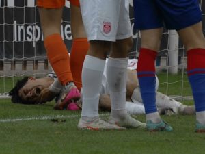 Un jucător al echipei de fotbal Dinamo a avut o reacție dureroasă pe teren în timpul confruntării cu FC Bihor. Care a fost verdictul oficialului meciului?