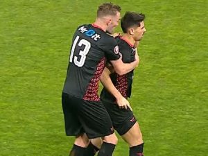 Iată o reformulare a titlului: “Tensiuni pe teren! Incidente la meciul de fotbal dintre Csikszereda și Rapid”