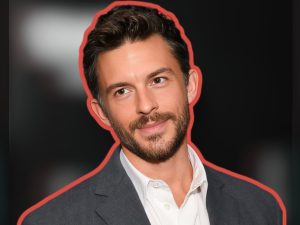 Istoricul moment: Jonathan Bailey devine primul bărbat deschis homosexual desemnat ca cel mai sexy bărbat al anului de către o publicație de divertisment.