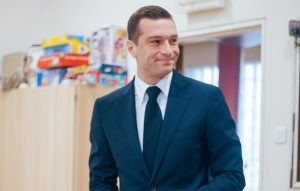 Liderul extremei drepte din Franța, Jordan Bardella, a fost atacat în timpul unei sesiuni de autografe, fiind lovit în cap cu un ou