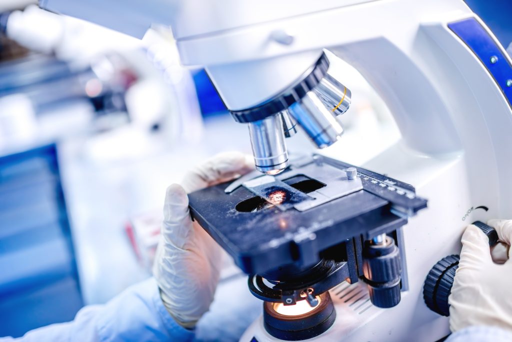 [ad_1] Cercetători de la Universitatea din Basel și Spitalul Universitar din Basel, Elveția, au făcut o descoperire importantă: au reușit să creeze în laborator un model foarte similar cu măduva osoasă umană, utilizând doar celule umane