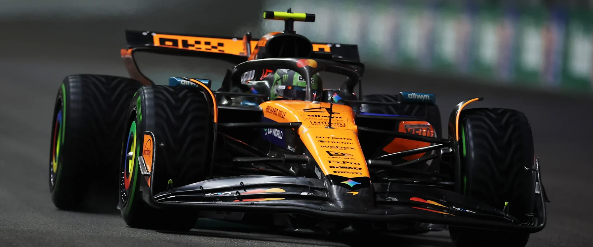 LAS VEGAS, NEVADA - NOVEMBER 21: Lando Norris of Great Britain driving the (4) McLaren MCL39