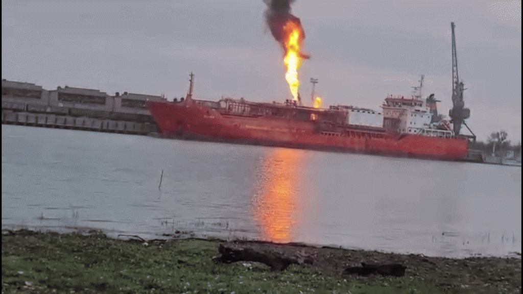 Locuitorii din Plauru, Tulcea, evacuați urgent după atacul dronelor rusești asupra unei nave cu GPL.