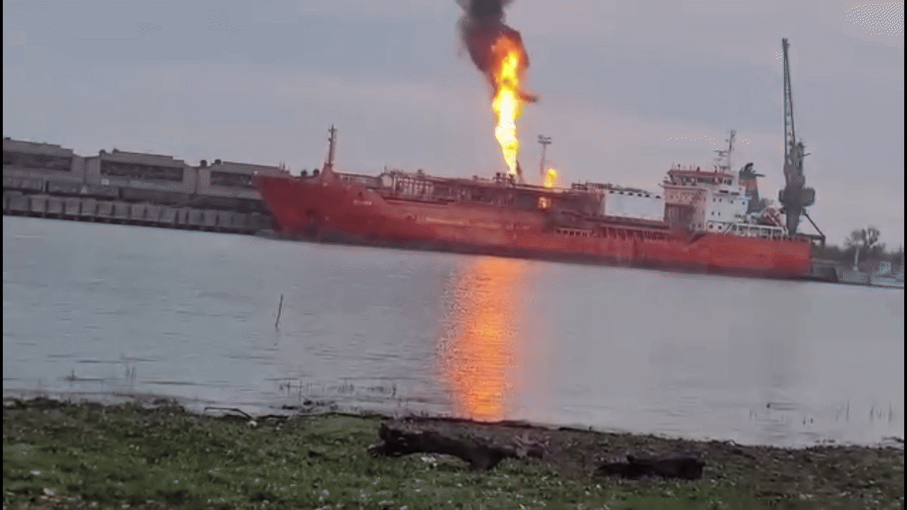 Locuitorii din Plauru, Tulcea, evacuați urgent după atacul dronelor rusești asupra unei nave cu GPL.
