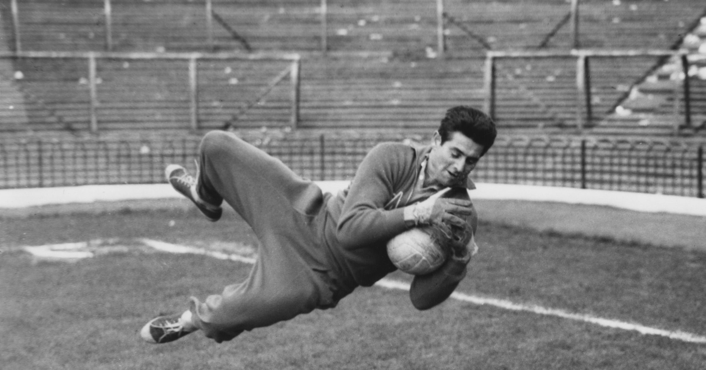 [ad_1] Lorenzo Buffon, unul dintre cei mai mari portari din istoria fotbalului italian, a murit la vârsta de 95 de ani, în urma unui infarct în Latisana