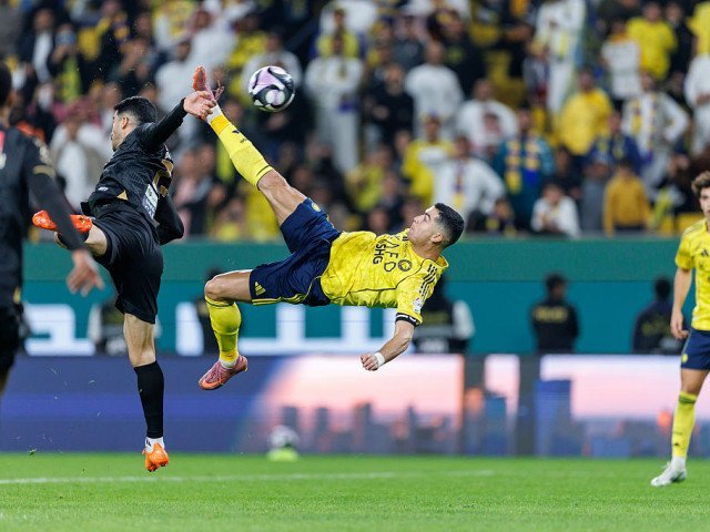 Superstarul Cristiano Ronaldo a stârnit admirația și entuziasmul fanilor arabi, marcând un gol spectaculos din poziția de „foarfecă” la vârsta de 40 de ani.