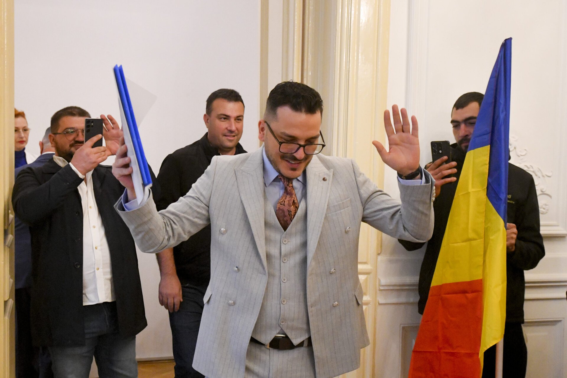 [ad_1] alegerile locale din bucurești sunt în plină desfășurare, iar candidații își prezintă programele și strategiile pentru a câștiga votul cetățenilor, unul dintre candidații care a atras atenția publicului este alexandru zidaru, cunoscut sub porecla makaveli, care a anunțat recent retragerea sa din cursa pentru primăria capitalei în favoarea ancăi alexandrescu, candidat independent susținut de aur