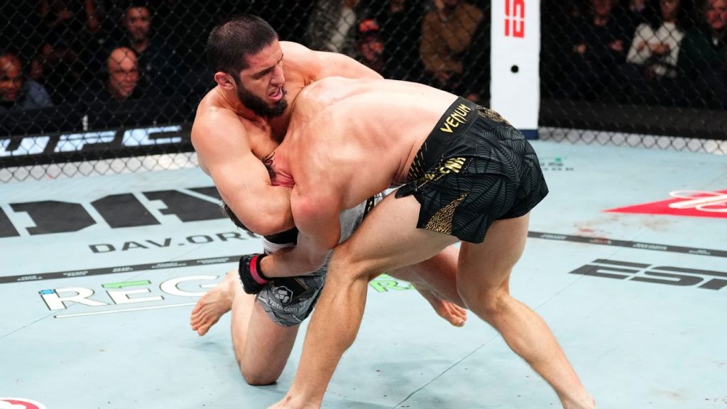 Makhachev câștigă titlul la două categorii de greutate la UFC 322