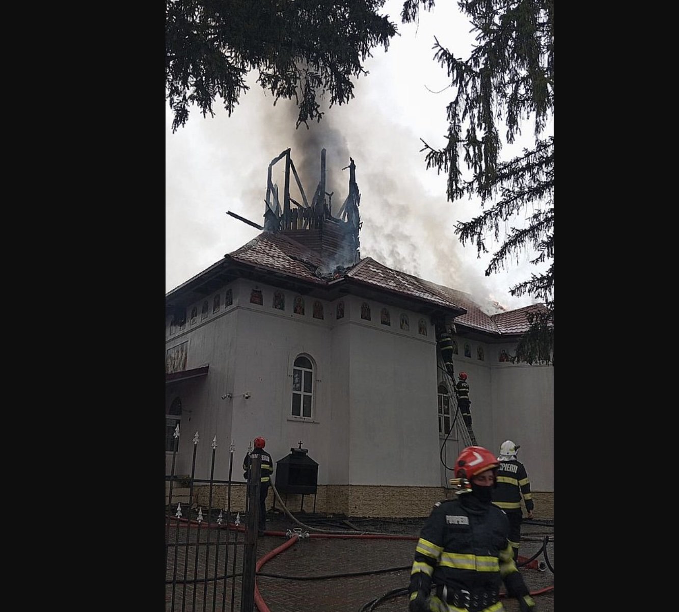 [ad_1] Turla unei biserici din satul Luncani, comuna Mărgineni, județul Bacău, a fost cuprinsă de flăcări duminică după-amiază