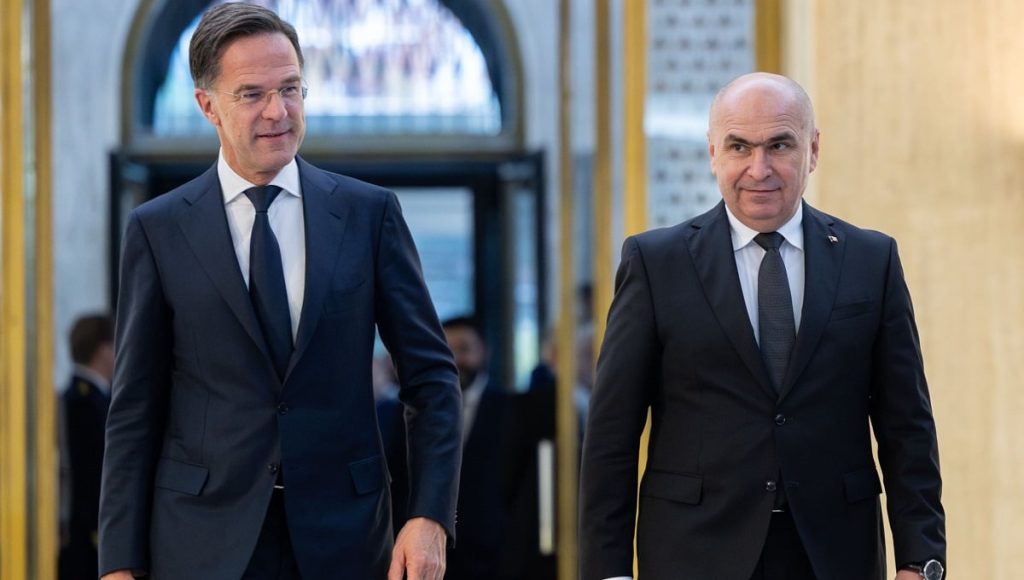 Discuție între Bolojan și Rutte: secretarul general a confirmat că apărarea colectivă conform articolului 5 al NATO și prezența trupelor aliate, precum și inițiativele pentru consolidarea flancului estic, asigură protecția României