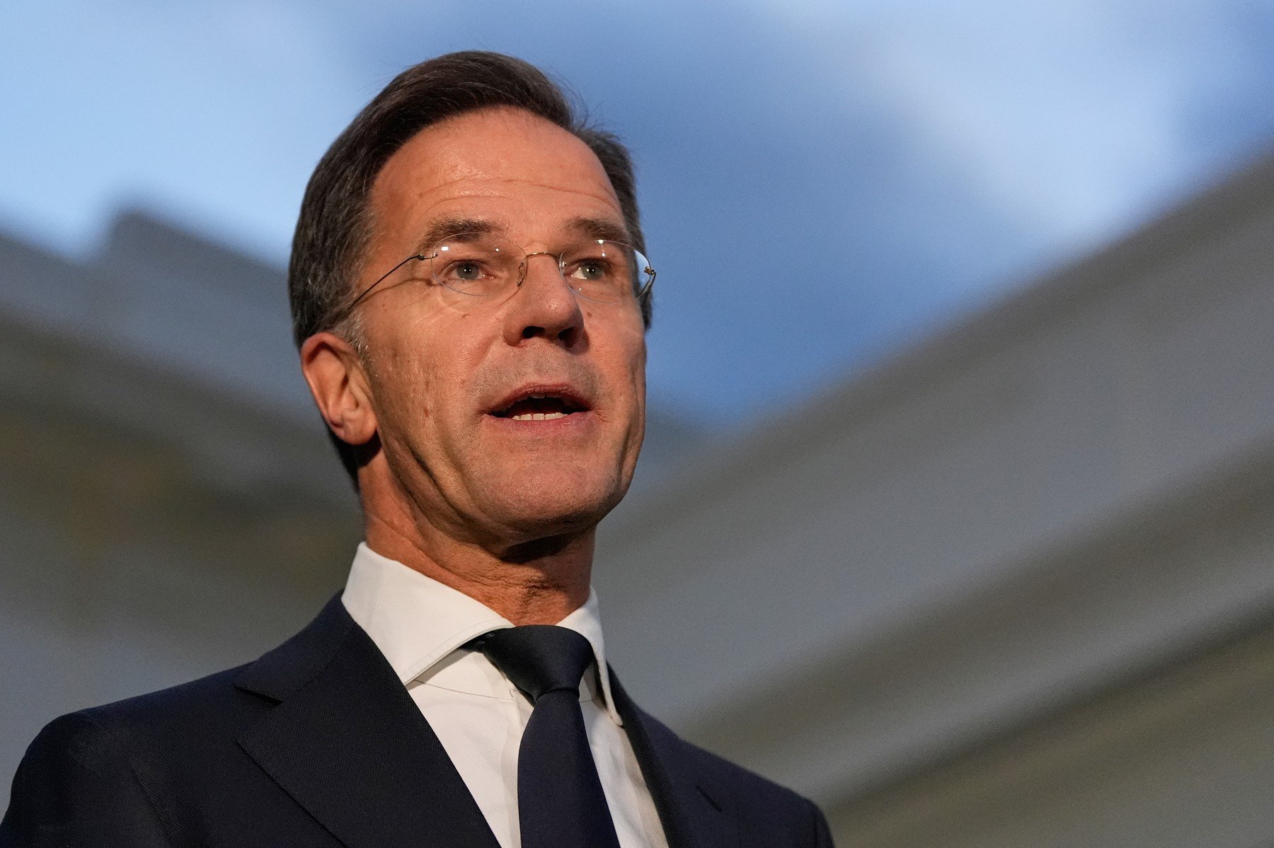 Mark Rutte: România alocă peste 2% din buget pentru apărare și intenționează să ajungă la 3,5% până în 2030 / România contribuie la NATO, iar NATO investește în România
