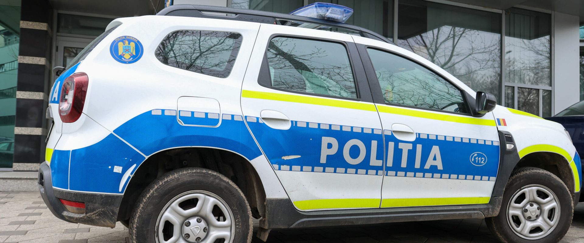 Pietoni loviți după ce o mașină a fost aruncată pe trotuar