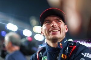 Max Verstappen câștigă în Qatar și duce lupta la titlu în ultima etapă