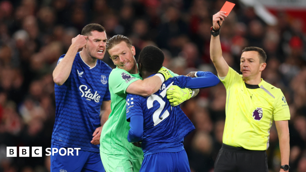 [ad_1] Într-un incident neașteptat, jucătorul Gueye a fost eliminat din teren după un conflict cu colegul său de echipă, Michael Keane, în timpul unui meci din Premier League