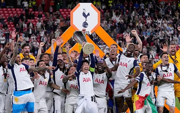 Momentul-in-care-Tottenham-ridica-trofeul-Europa-League.jpg