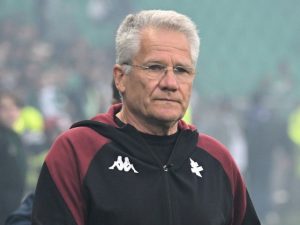 Iată o reformulare a titlului: “Boloni exercită presiune în ajunul confruntării din Bosnia, afirmând că echipa națională nu a obținut rezultate remarcabile”.