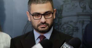 Iată o reformulare posibilă a titlului: “Florin Manole se opune reducerii personalului: “Nu voi concedia niciun angajat” în ciuda solicitării lui Bolojan de a reduce cheltuielile ministeriale cu 10%.