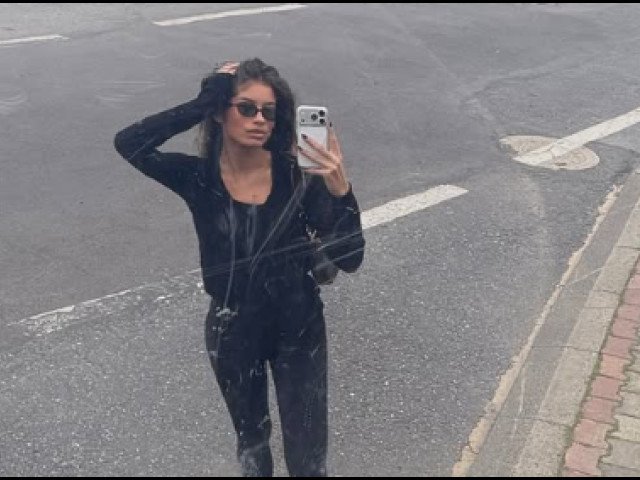 Următorul titlu ar putea fi o variantă reformulată: „Noua pereche de vedete din lumea sportului” sau „Ultimul duo romantic din sport”.