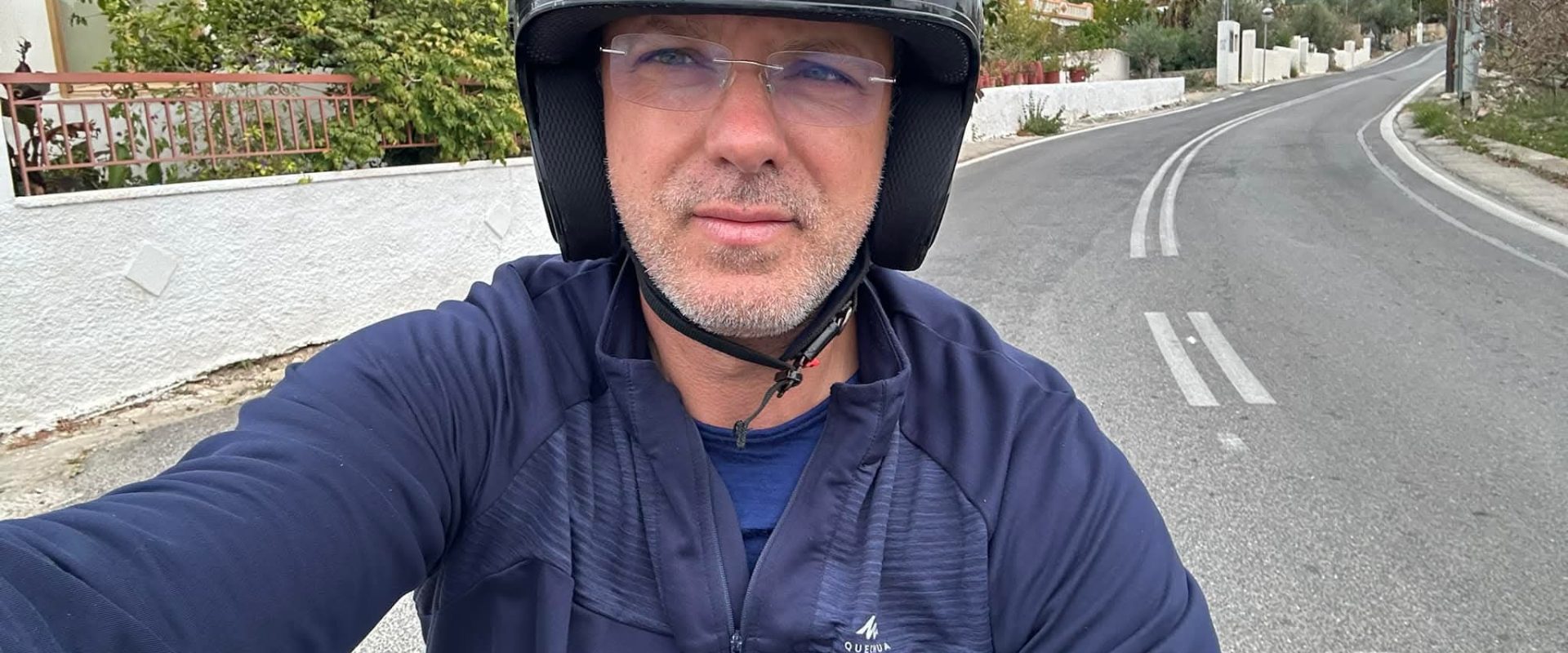 Ionuț Moșteanu pe scuter promovând o lege ca deputat