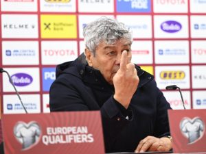 Iată o reformulare posibilă a titlului: “Potențialii oponenți ai României la barajul pentru Campionatul Mondial din 2026, în urma rezultatelor de duminică”

Sau, utilizând sinonime:

“Adversarii probabil ai României la barajul pentru turneul final al Cupei Mondiale din 2026, după meciurile din ultima zi a săptămânii”

Sau, într-o variantă mai concisă:

“Posibili oponenți ai României la barajul pentru Mondial 2026, după rezultatele de duminică”