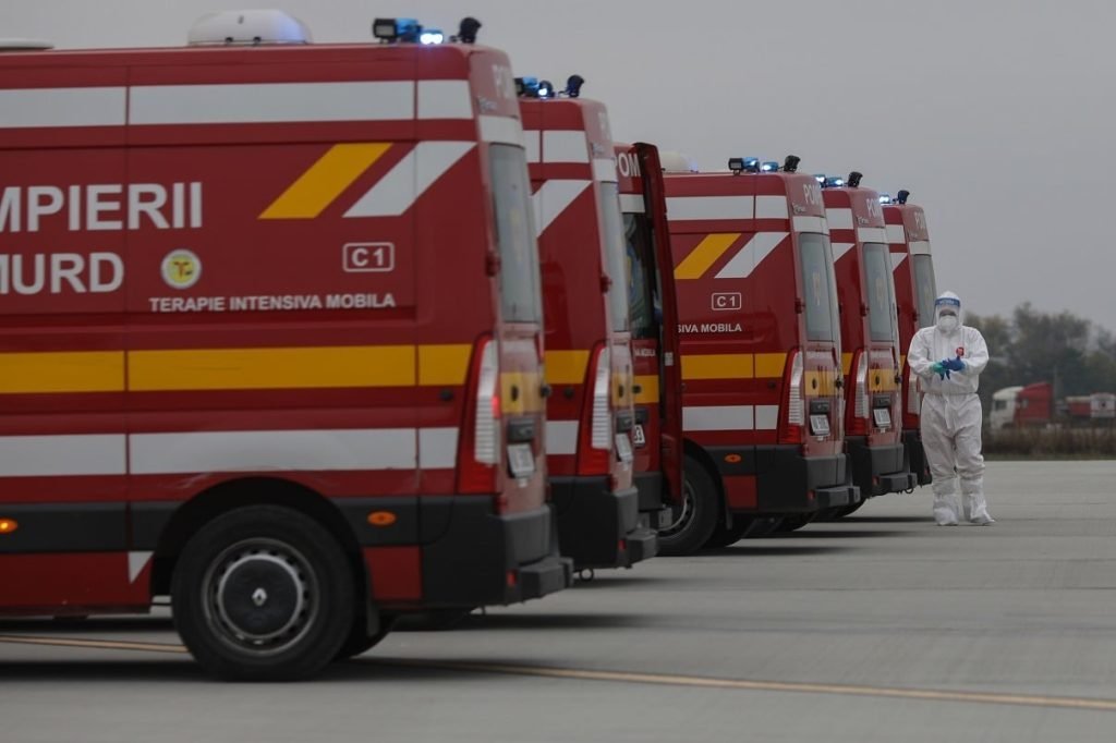 Peste 120 de ambulanțe vor fi livrate în acest an, iar alte 470 vor ajunge în județe până în iunie 2026, incluzând distribuții speciale către București-Ilfov, Constanța, Suceava, Iași și Timiș.