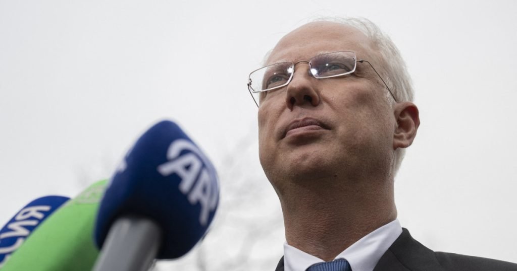 [ad_1] oficialii și legislatorii americani sunt din ce în ce mai îngrijorați de o întâlnire care a avut loc luna trecută, în cadrul căreia reprezentanți ai administrației trump s-au întâlnit cu kirill dmitriev, un trimis rus care se află sub sancțiuni americane, pentru a elabora un plan de încheiere a războiului din ucraina, potrivit mai multor surse familiarizate cu acest subiect