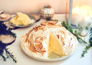Omelette norvegiană, desertul spectaculos cu bezea flambată și înghețată rezistentă la topire, cunoscut în America ca „baked Alaska”