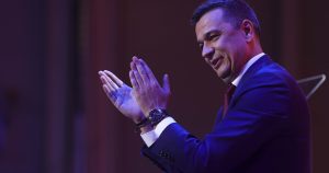 Iată o reformulare a titlului: “RELATARE. Congresul Partidului Social Democrat, o întâlnire lipsită de entuziasm pentru Grindeanu. Reprezentanții din întreaga țară, puși în încurcătură de idei moderne.”