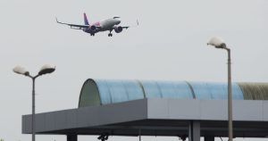 Iată o reformulare a titlului: “Care sunt companiile aeriene lovite de retragerea de urgență a peste 6.000 de aeronave Airbus A320, printre care șase operează pe piața din România”