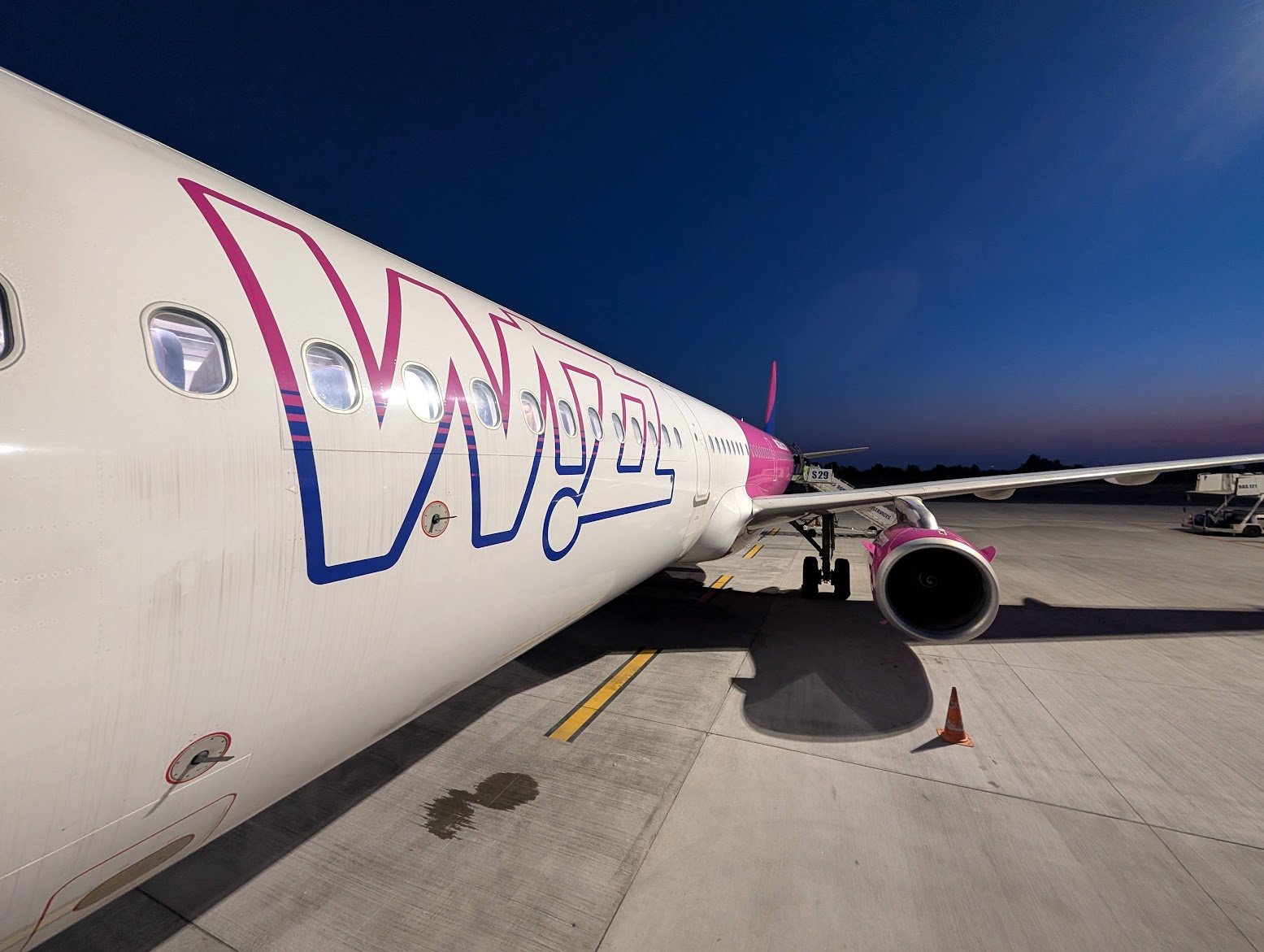 [ad_1] Un incendiu a izbucnit în cabina unui avion WizzAir în timpul staționării pe Aeroportul Băneasa, iar 225 de pasageri aflați la bord au fost evacuați în siguranță