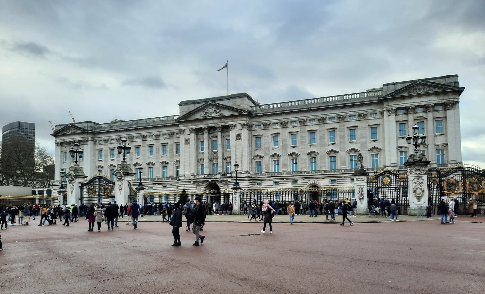 Mai mulți vizitatori păcăliți de o reclamă falsă creată cu inteligența artificială despre un târg de Crăciun la Palatul Buckingham
