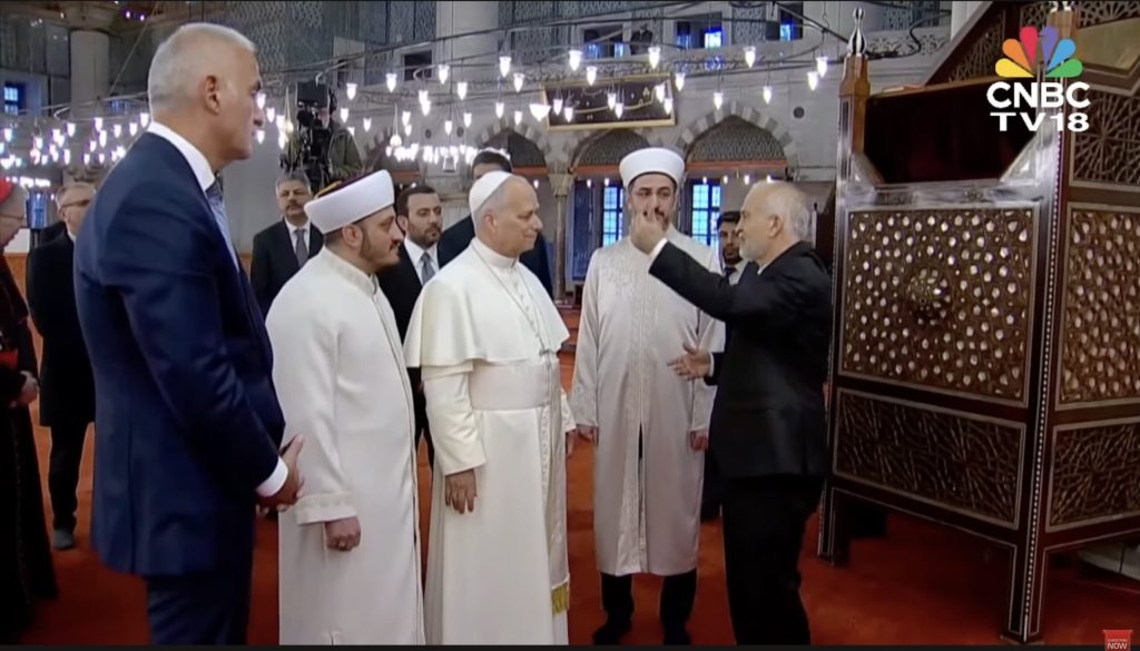 Papa Leon a renunțat la pantofi în timpul primei vizite la Moscheea Albastră din Istanbul, fără a părea să se ruga