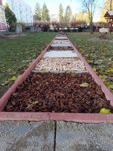 Școală din Sfântu Gheorghe inaugurează primul parc pentru mers desculț din județ, o inovație rară la nivel național / Directorul instituției afirmă: „După câteva ture, senzația de frig dispare și nu o să mai simți niciun disconfort”