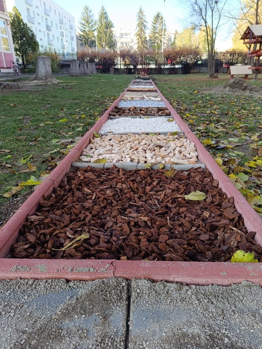 Școală din Sfântu Gheorghe inaugurează primul parc pentru mers desculț din județ, o inovație rară la nivel național / Directorul instituției afirmă: „După câteva ture, senzația de frig dispare și nu o să mai simți niciun disconfort”