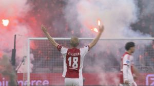 Partida Ajax-Groningen a fost întreruptă din cauza petardelor lansate de galeria F-Side.