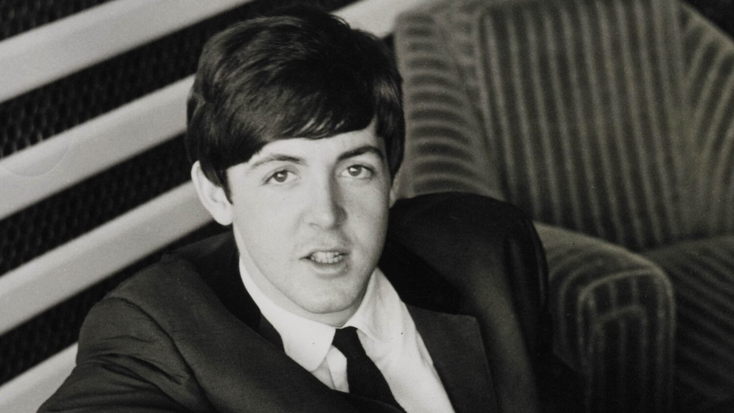 [ad_1] Paul McCartney, una dintre cele mai iconice figuri ale muzicii britanice, revine în atenția publicului printr-un gest simbolic menită să tragă un semnal de alarmă asupra utilizării necontrolate a inteligenței artificiale în domeniul muzical