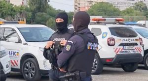 Trei persoane cu probleme psihiatrice, angajate ilegal de către o persoană care le primea indemnizațiile de handicap, și descinderi la locuința acesteia din județul Olt pentru trafic de persoane