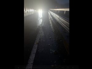 Imagini video cu circulație alternantă pe Valea Oltului, în apropierea Boiței, după alunecări de pietre de pe versant pe drum