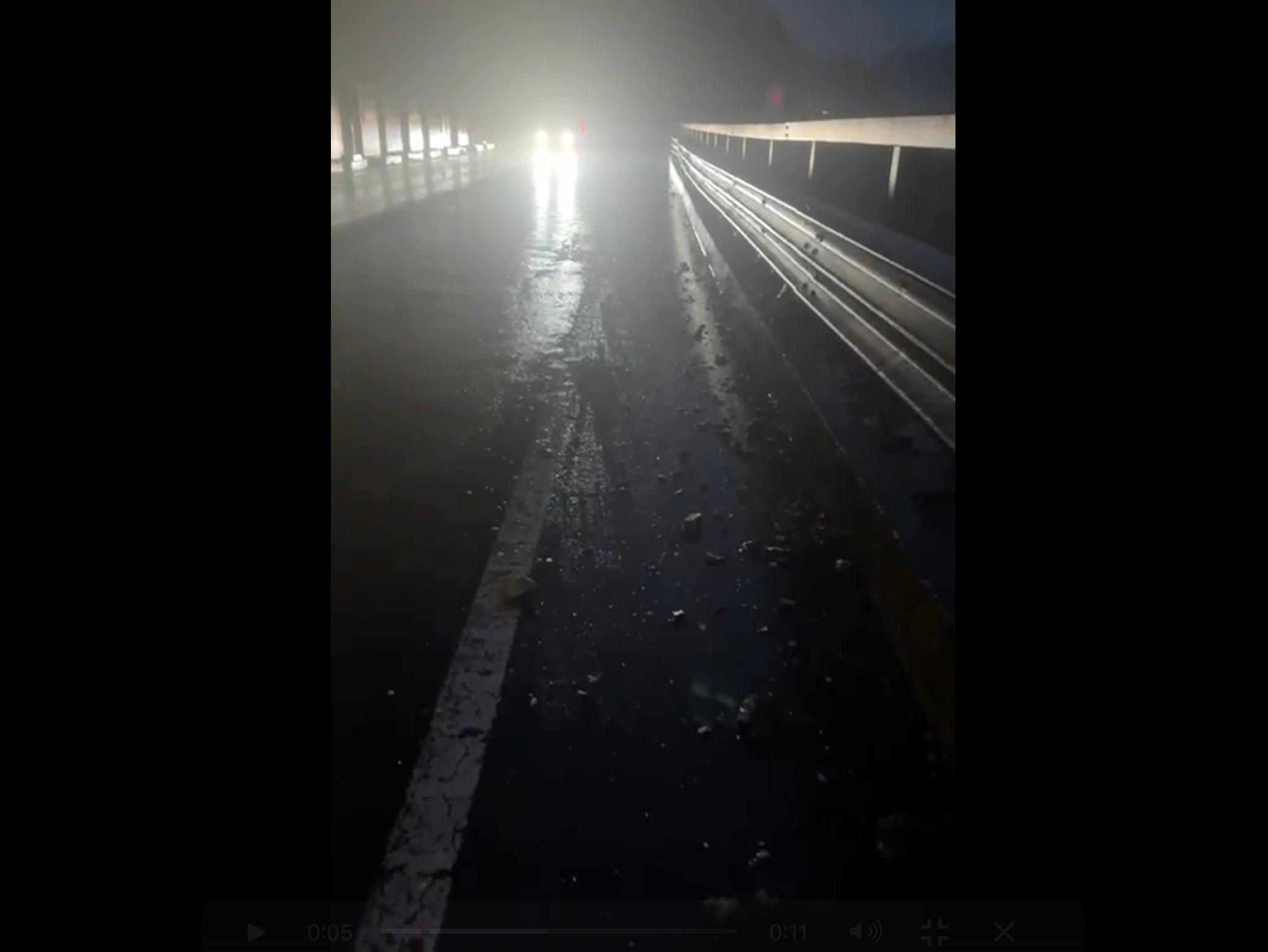 Imagini video cu circulație alternantă pe Valea Oltului, în apropierea Boiței, după alunecări de pietre de pe versant pe drum