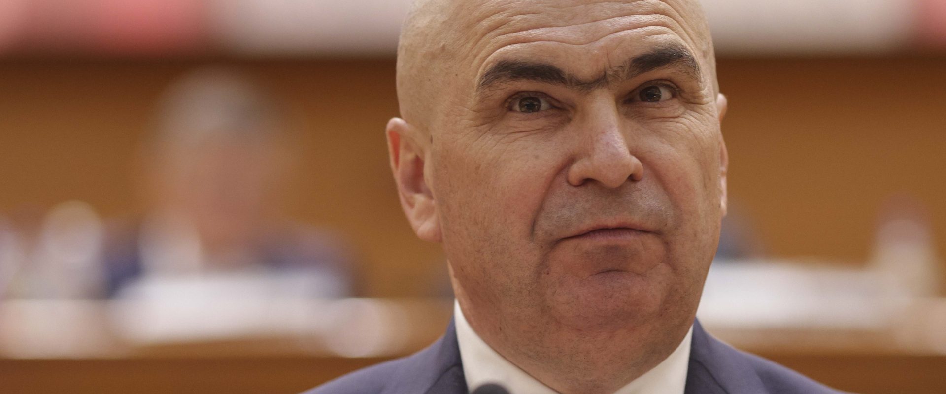 Numele premierului Ilie Bolojan, în dosarul afaceristului Fănel Bogos, cercetat acum de DNA. Guvernul confirmă că Bolojan s-a văzut cu Bogos, dar susține că discuția „nu a avut niciun fel de urmări”