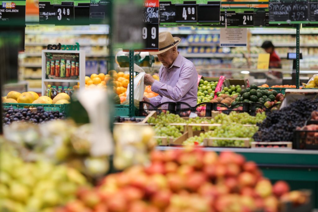Prețurile la legume și fructe nu au reflectat majorarea TVA, arată datele BNR.