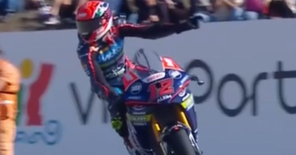 [ad_1] jacopo hosciuc, un tânăr pilot de motociclism viteză, a devenit primul pilot român care urcă pe podium după o cursă din cadrul unui campionat mondial de motociclism viteză