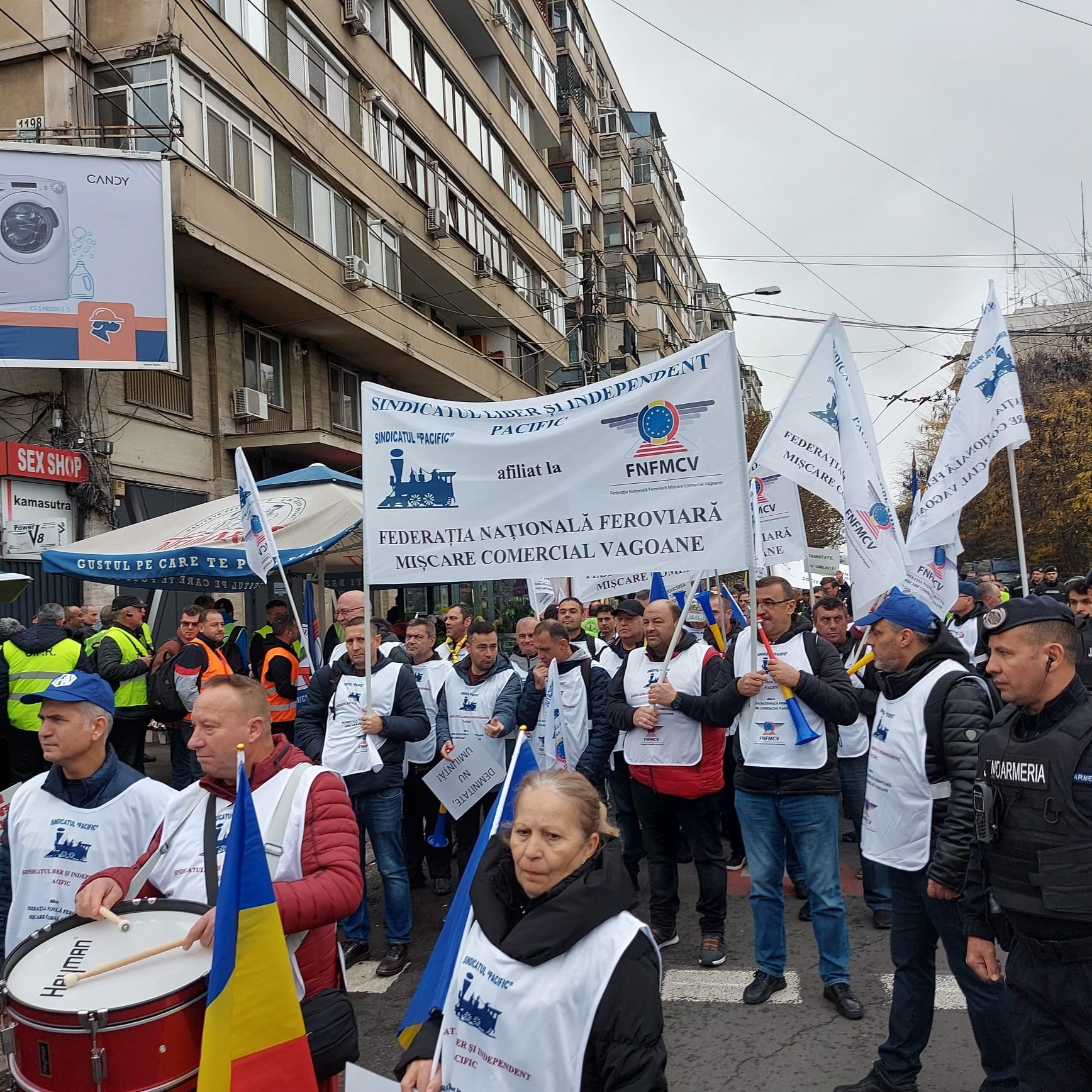 Lucrători feroviari din întreaga țară au organizat un miting de protest în fața sediului Guvernului, eveniment care a fost documentat prin fotografii și înregistrări video.