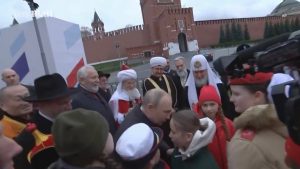 Fată de 11 ani îl interoghează pe Putin în Piața Roșie despre tratamentul chirurgic primit de unchiul ei, care s-a întors din conflictul din Ucraina