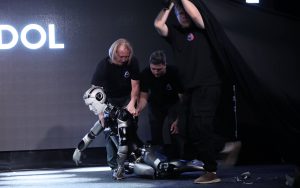 Planeta a ironizat primul robot umanoid din Rusia, perceput mai degrabă ca fiind „pe vodcă” decât AI. Povestea sa adevărată