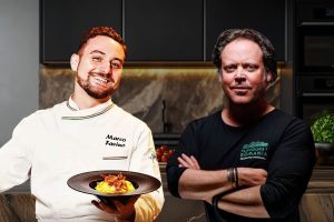 Jurnalistul Charley Ottley și bucătarul Marco Favino și-au preluat astăzi cetățenia română; amândoi promovează bucătăria tradițională românească