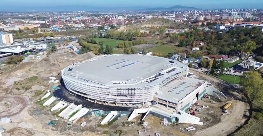 Video: Progres în construcția noii săli polivalente din Brașov, cu peste 11.200 de locuri, aproape de finalizare după întârzieri de peste un an, finanțată cu peste 356,7 milioane de lei din fonduri naționale și locale
